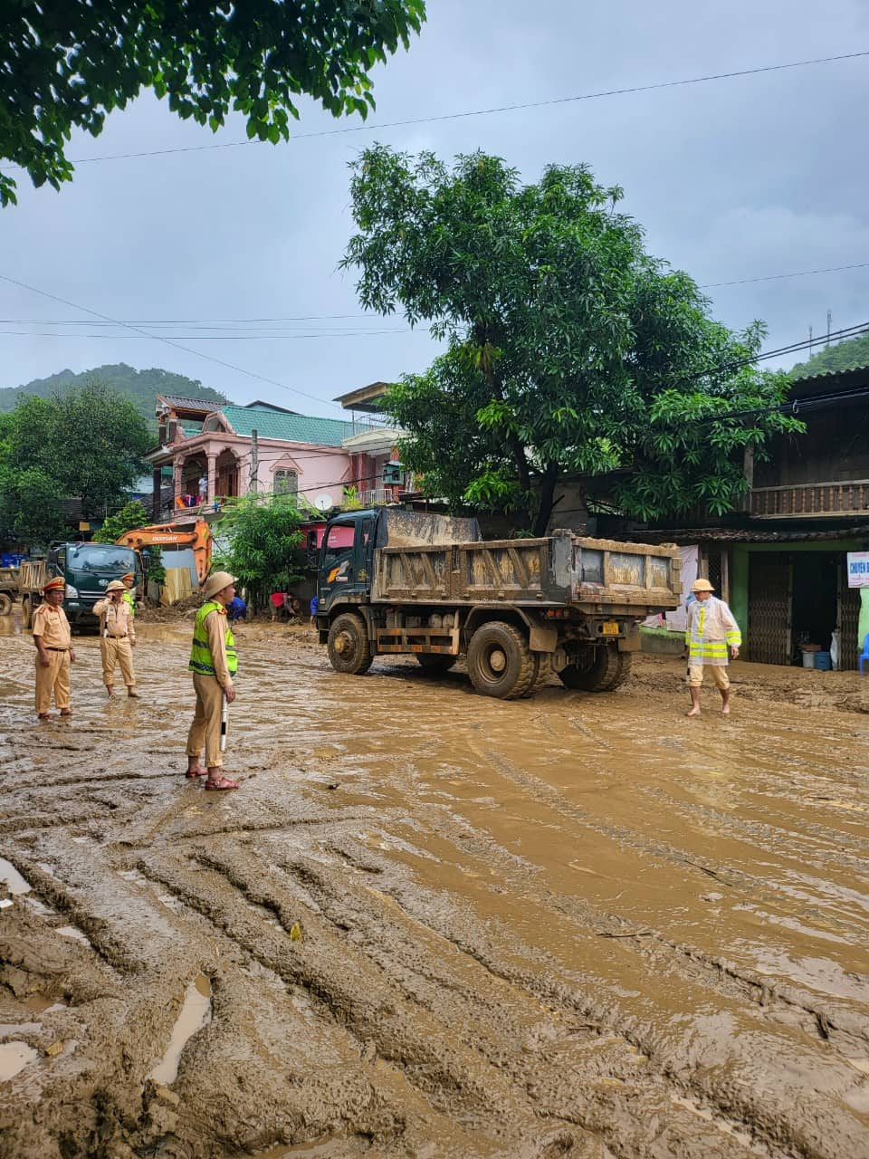 Cận cảnh tan hoang sau nước lũ kinh hoàng quét qua - Ảnh 10.