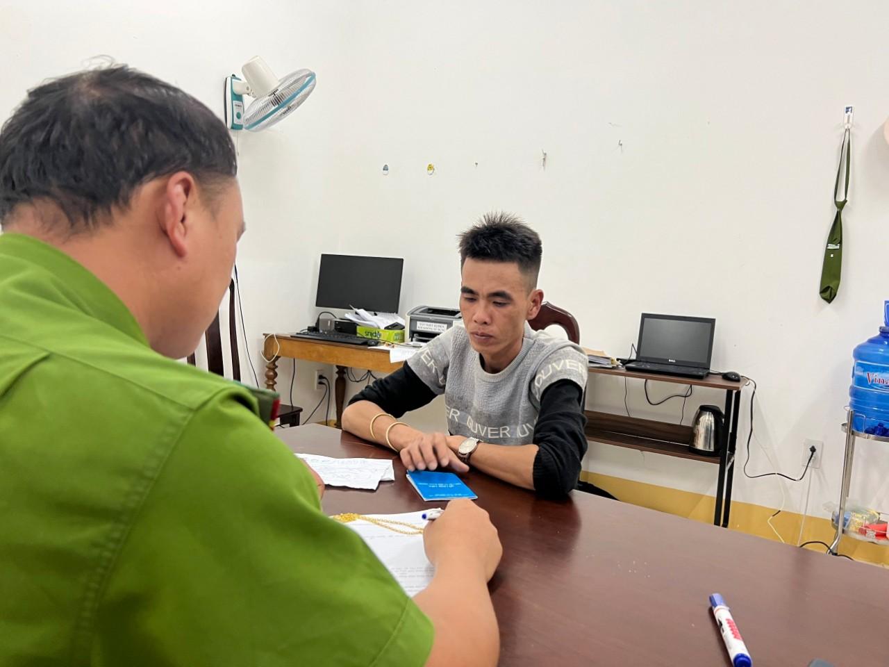 Bắt nóng đối tượng cướp tiệm vàng - Ảnh 1. Bắt nóng đối tượng cướp tiệm vàng - Ảnh 1.