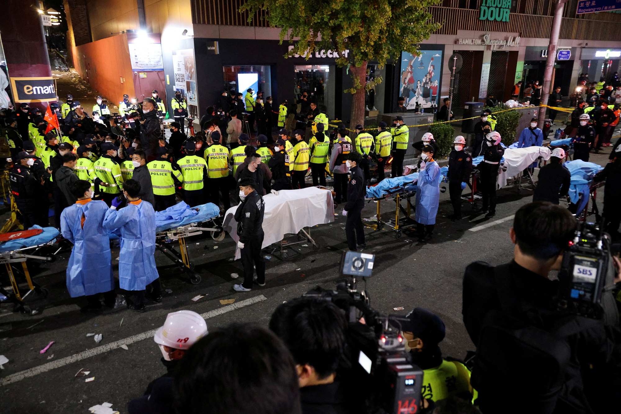 Thảm kịch giẫm đạp tại Hàn Quốc: Cận cảnh con hẻm tử thần ở Itaewon - Ảnh 9.