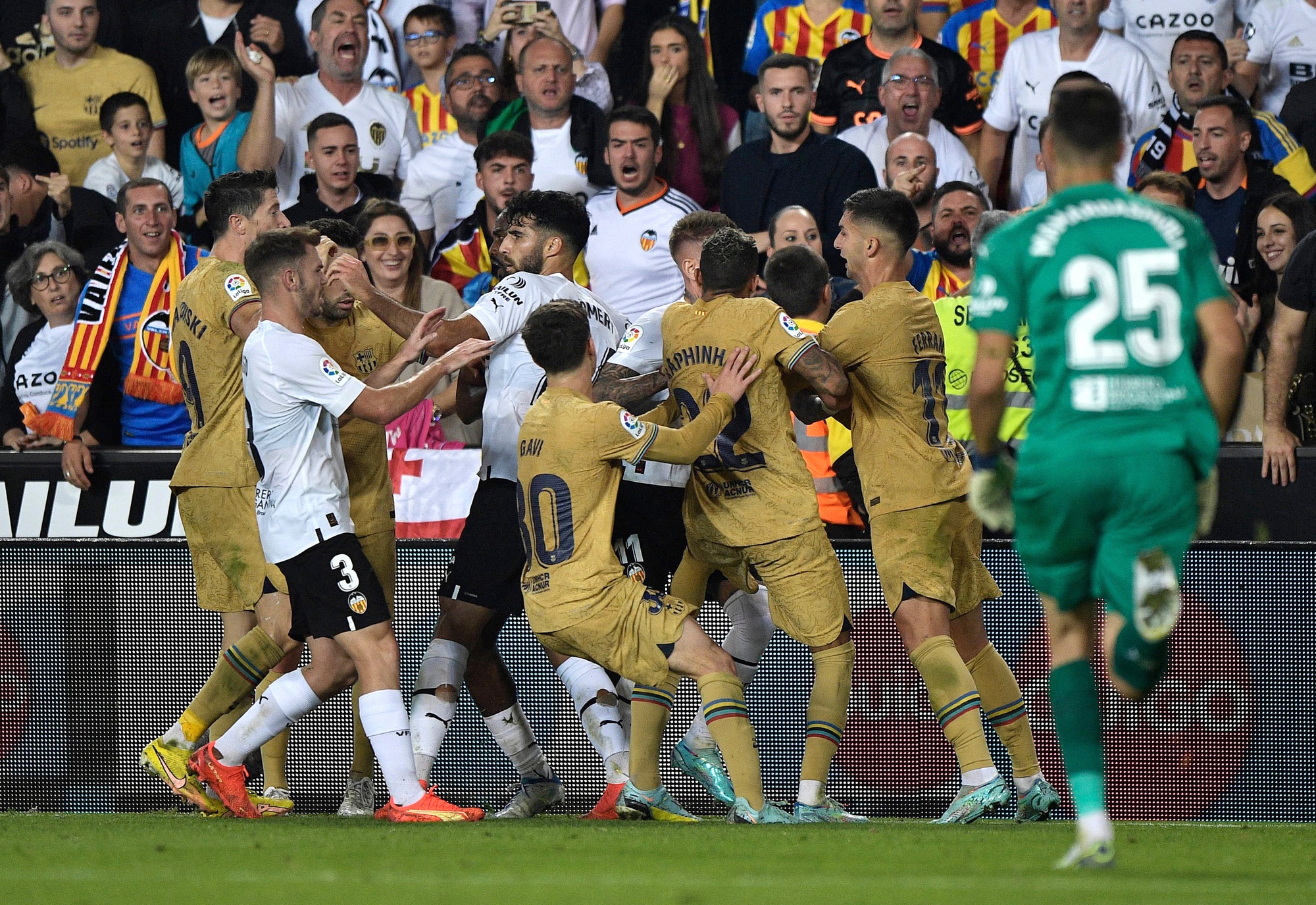 Lewandowski ghi bàn thắng vàng, Barcelona hạ Valencia phút bù giờ - Ảnh 3.