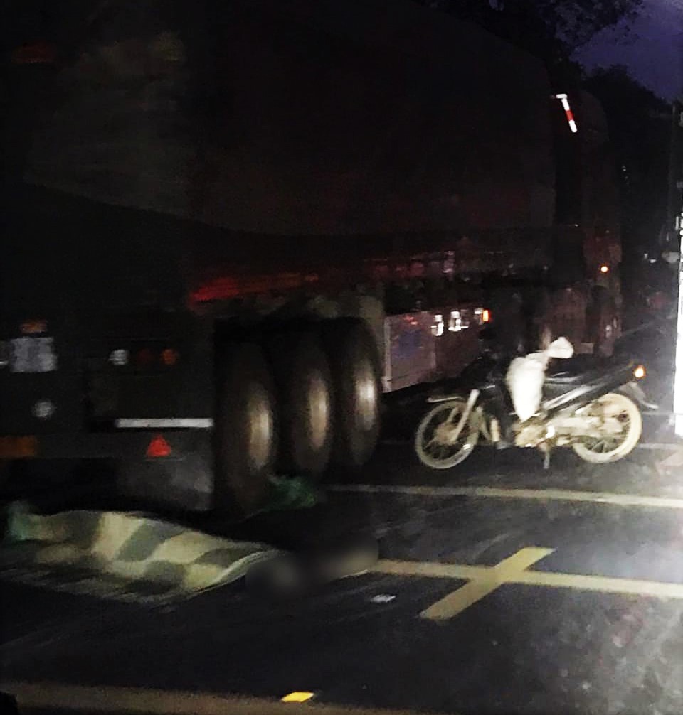 Va chạm với xe đầu kéo, 2 anh em ruột thương vong - Ảnh 1.