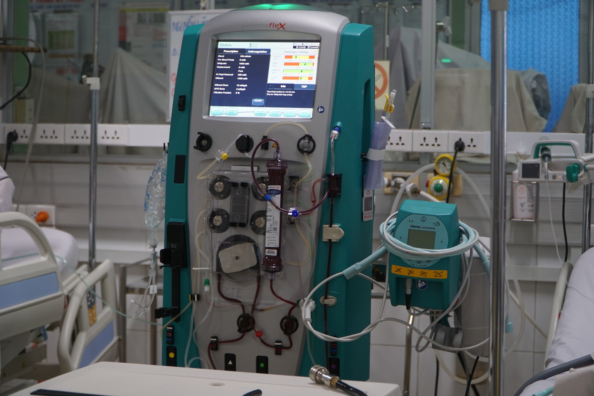 Vì sao bệnh nhân sốt xuất huyết phải trả hàng trăm triệu đồng viện phí? - Ảnh 2. Vì sao bệnh nhân sốt xuất huyết phải trả hàng trăm triệu đồng viện phí? - Ảnh 2.