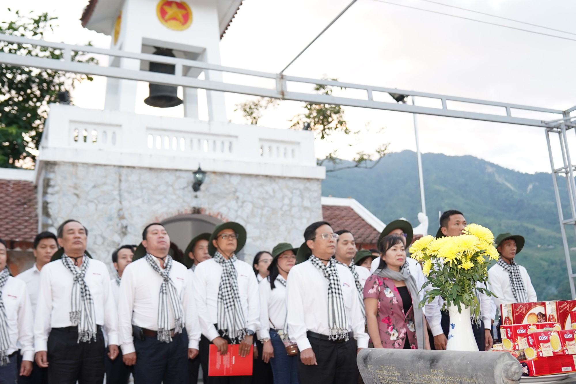 Báo Người Lao Động dâng hương các Anh hùng liệt sĩ Mặt trận Vị Xuyên - Ảnh 1.