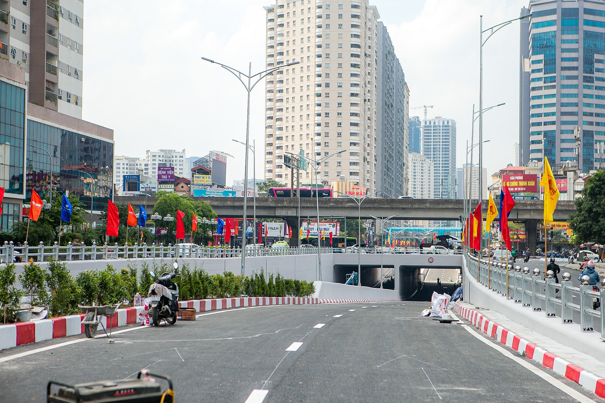 Ngày đầu thông xe, hầm chui 700 tỉ đồng ở Hà Nội đã tắc - Ảnh 12.