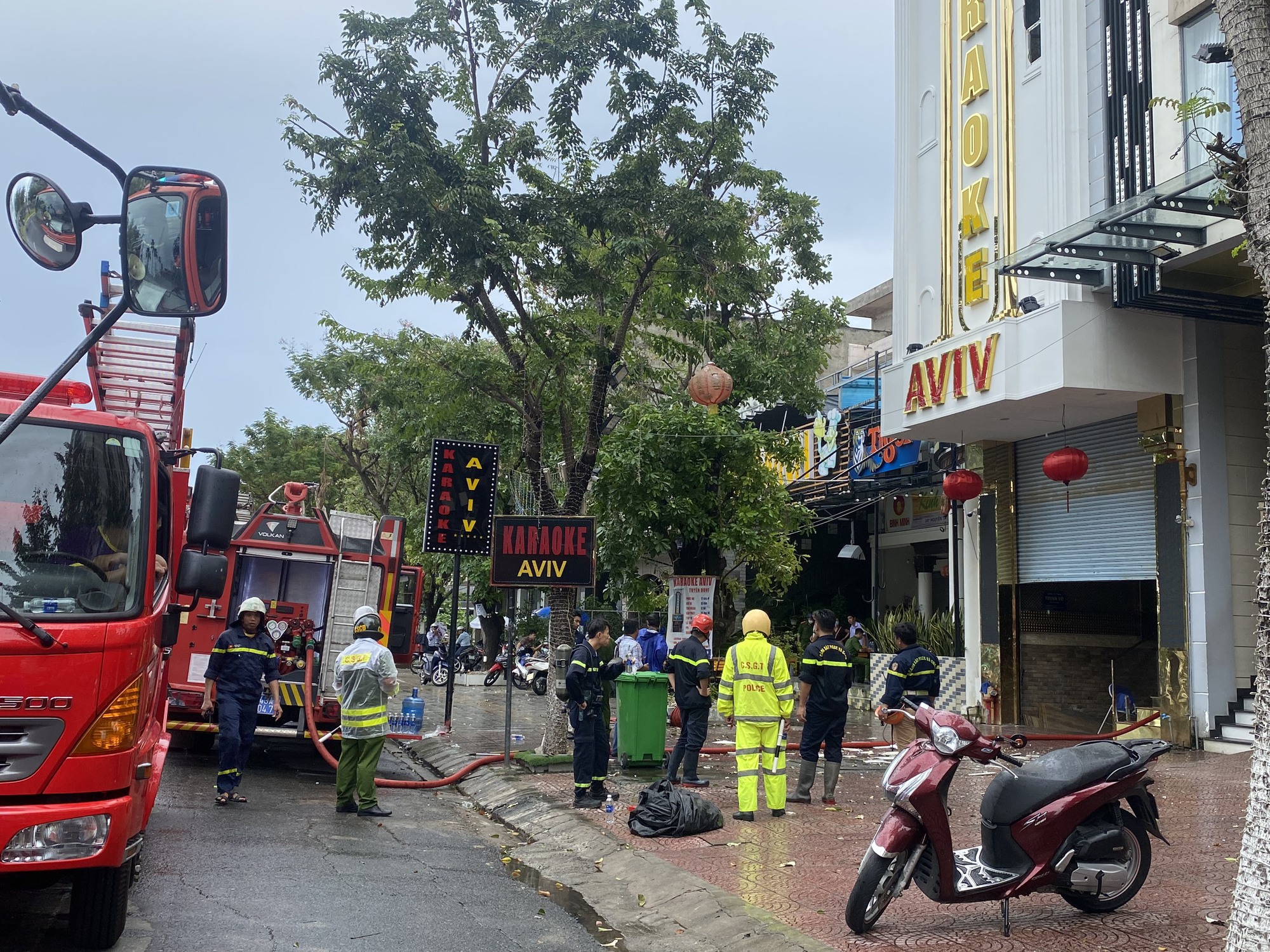 Cảnh sát đục tường, chữa cháy quán karaoke ven vịnh Đà Nẵng - Ảnh 3.