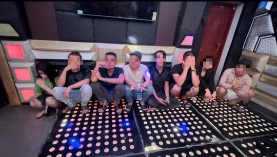 Nhóm thanh niên làm chuyện phạm pháp trong phòng VIP quán karaoke - Ảnh 1.