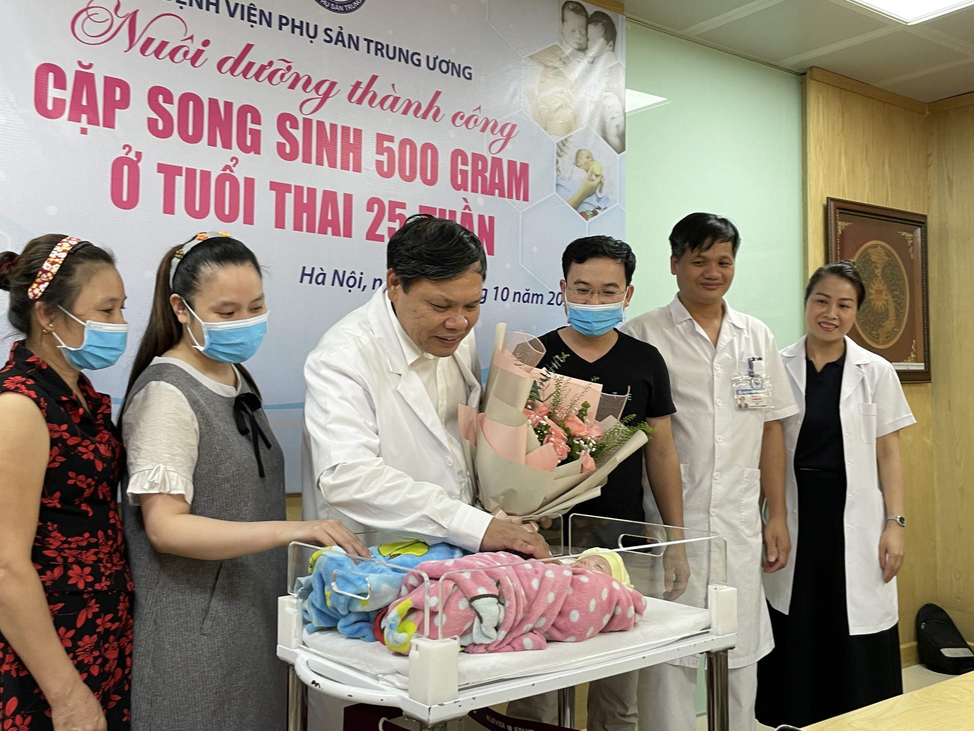 Cặp song sinh 25 tuần tuổi nặng 500 gram được nuôi dưỡng thành công - Ảnh 1. Cặp song sinh 25 tuần tuổi nặng 500 gram được nuôi dưỡng thành công - Ảnh 1.