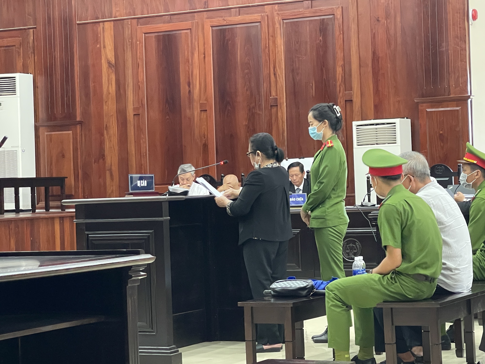 Xét xử bà Dương Thị Bạch Diệp: Tạm hoãn phiên tòa vì thành viên HĐXX không bảo đảm sức khỏe  - Ảnh 3.