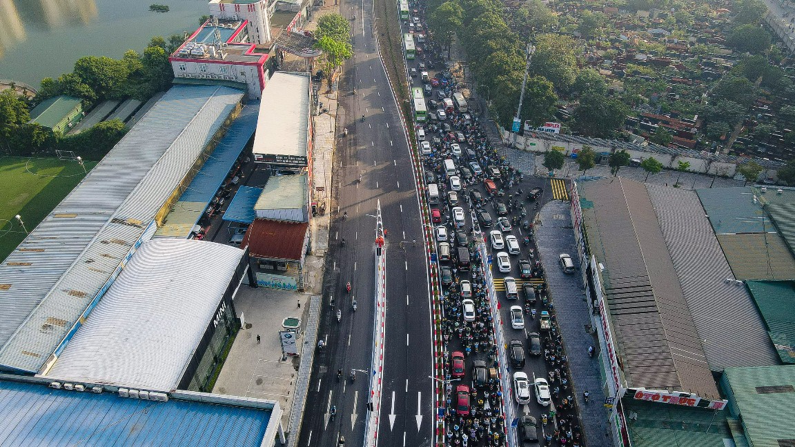 Ngày đầu thông xe, hầm chui 700 tỉ đồng ở Hà Nội đã tắc - Ảnh 6.