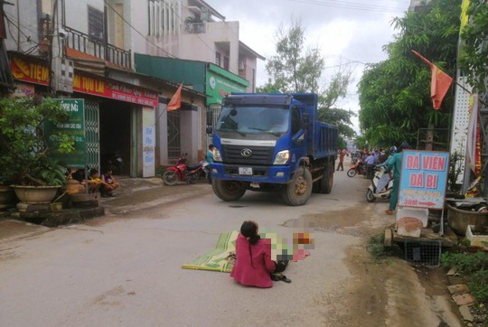 Quảng Bình: Xe ben đi lùi tông chết người đi đường - Ảnh 1.