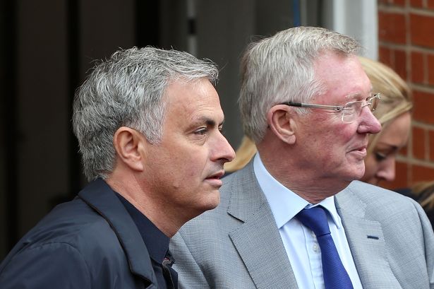 Mourinho chưa thể vượt mặt Sir Alex Ferguson - Ảnh 1.