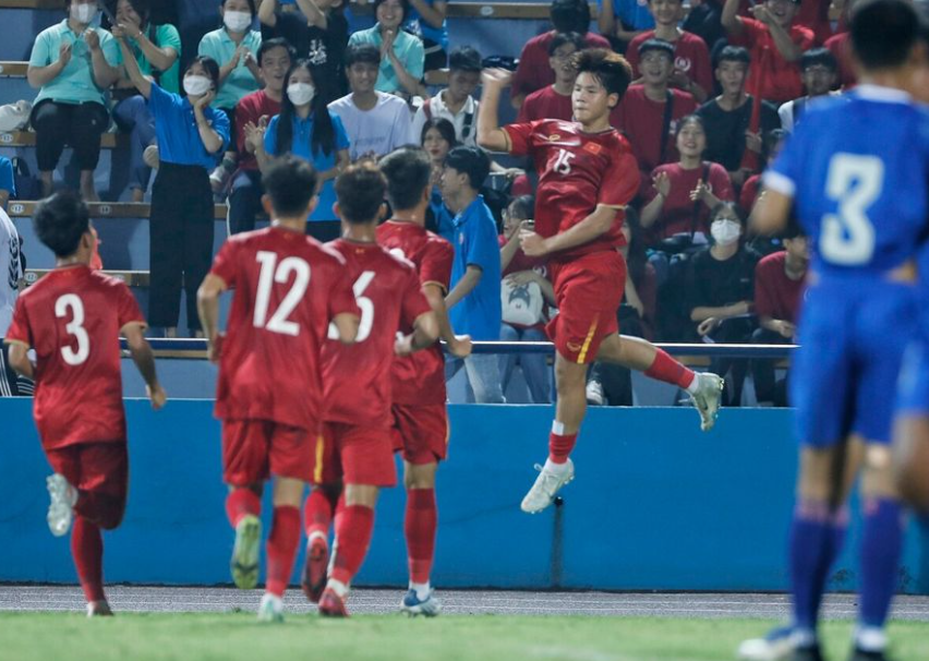 U17 Việt Nam tiếp tục vượt Thái Lan ở vòng loại U17 châu Á 2023 - Báo Người  lao động