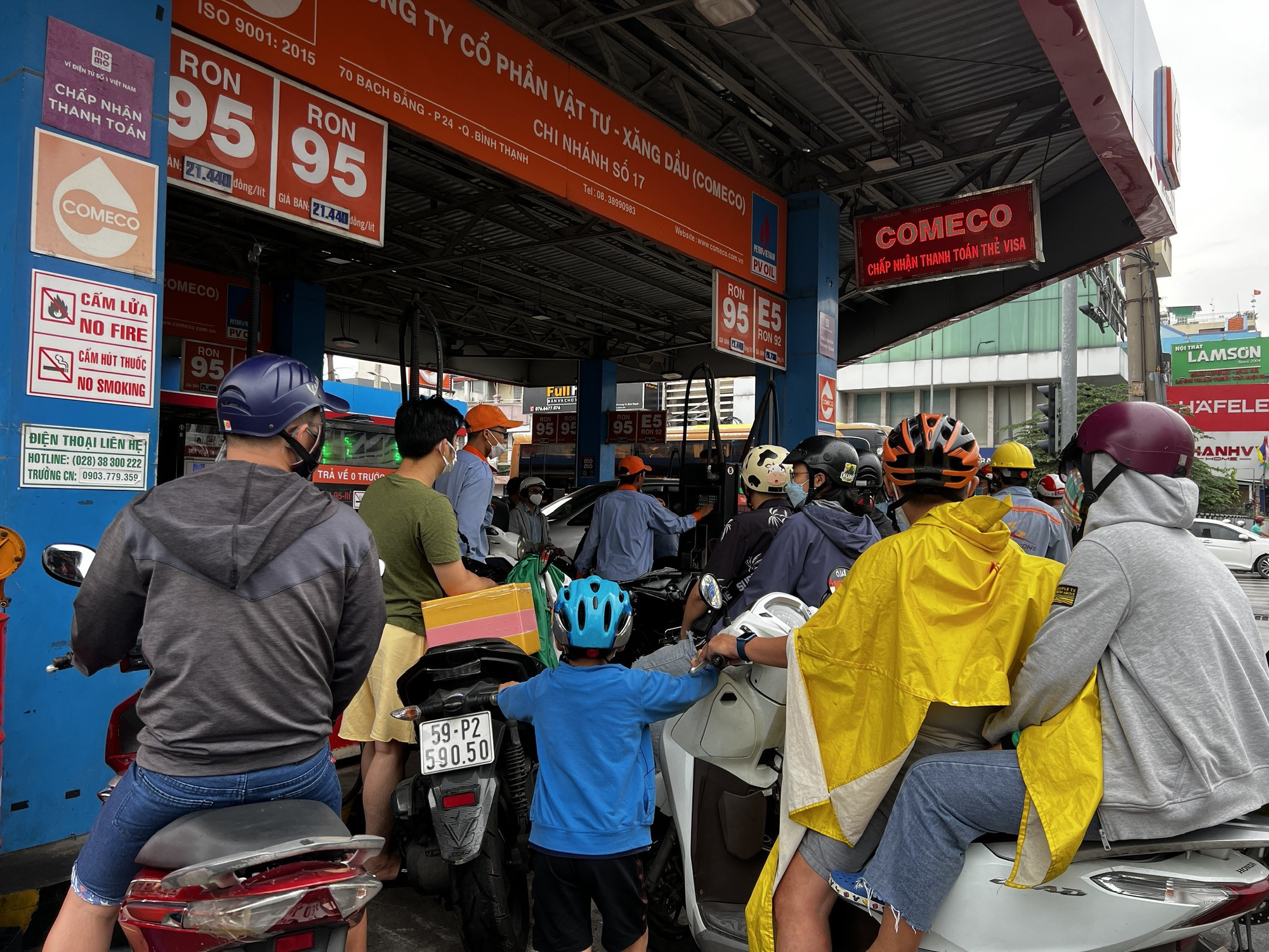 TP HCM: Người dân xếp hàng chờ đổ xăng, nhiều nơi ngưng bán
