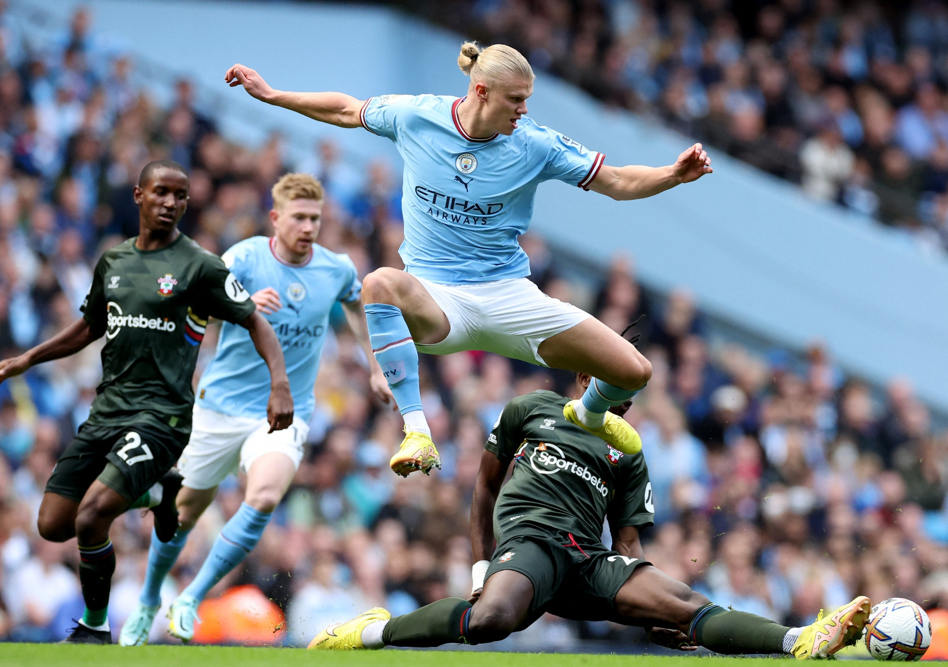 Chuyển nhượng kinh điển của Haaland từ đội Dortmund sang Man City sẽ mang đến cho fan hâm mộ những trận đấu đầy kịch tính và cảm xúc. Hãy đón xem bức hình này để cảm nhận sự xuất sắc của cầu thủ trẻ này trong màu áo mới nhất của anh ta.