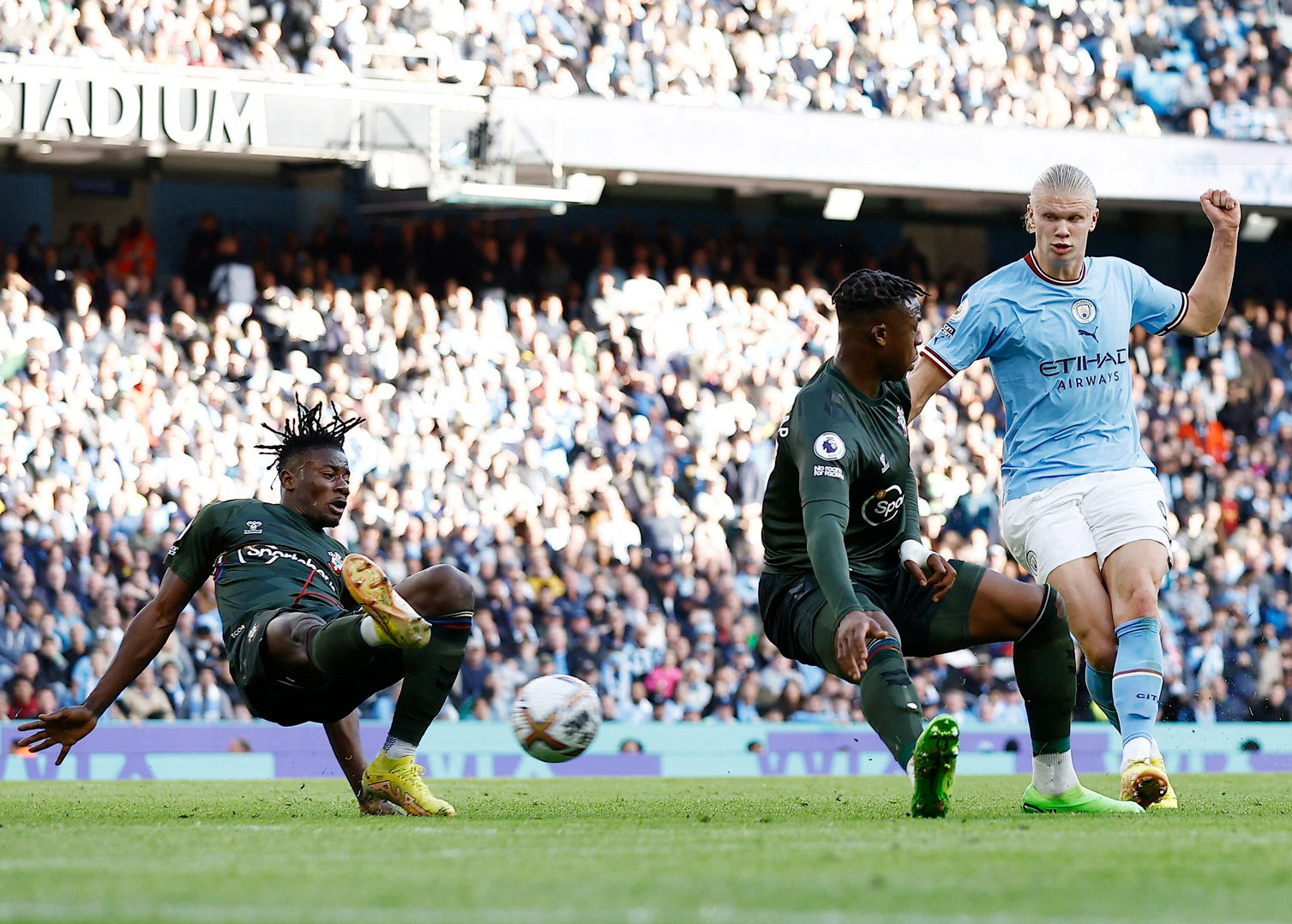 Quái vật Haaland tỏa sáng, Man City soán ngôi đầu Ngoại hạng Anh - Ảnh 5.