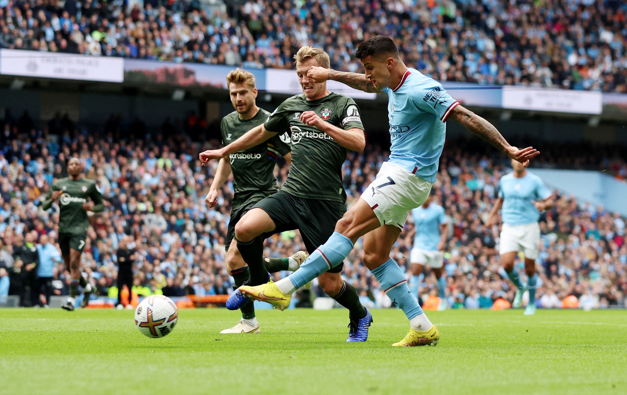 Quái vật Haaland tỏa sáng, Man City soán ngôi đầu Ngoại hạng Anh - Ảnh 2.