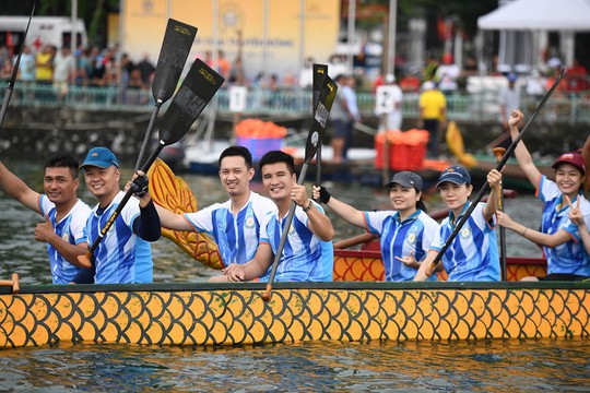 Cận cảnh đua thuyền rồng trên hồ Tây trong mưa - Ảnh 2.