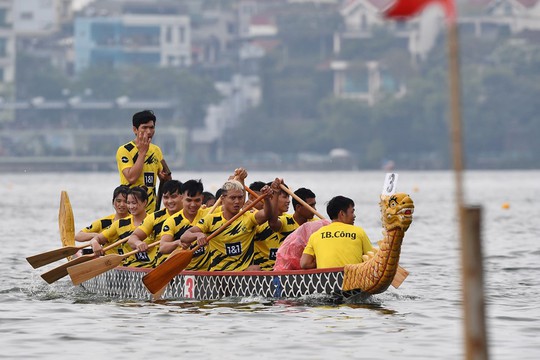 Cận cảnh đua thuyền rồng trên hồ Tây trong mưa - Ảnh 5.