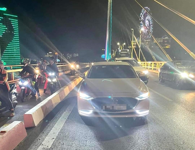 Bỏ lại ôtô, tư trang trên cầu Bãi Cháy, nam thanh niên gieo mình xuống biển - Ảnh 1. Bỏ lại ôtô, tư trang trên cầu Bãi Cháy, nam thanh niên gieo mình xuống biển - Ảnh 1.