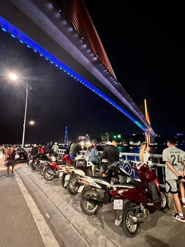 Bỏ lại ôtô, tư trang trên cầu Bãi Cháy, nam thanh niên gieo mình xuống biển - Ảnh 2. Bỏ lại ôtô, tư trang trên cầu Bãi Cháy, nam thanh niên gieo mình xuống biển - Ảnh 2.