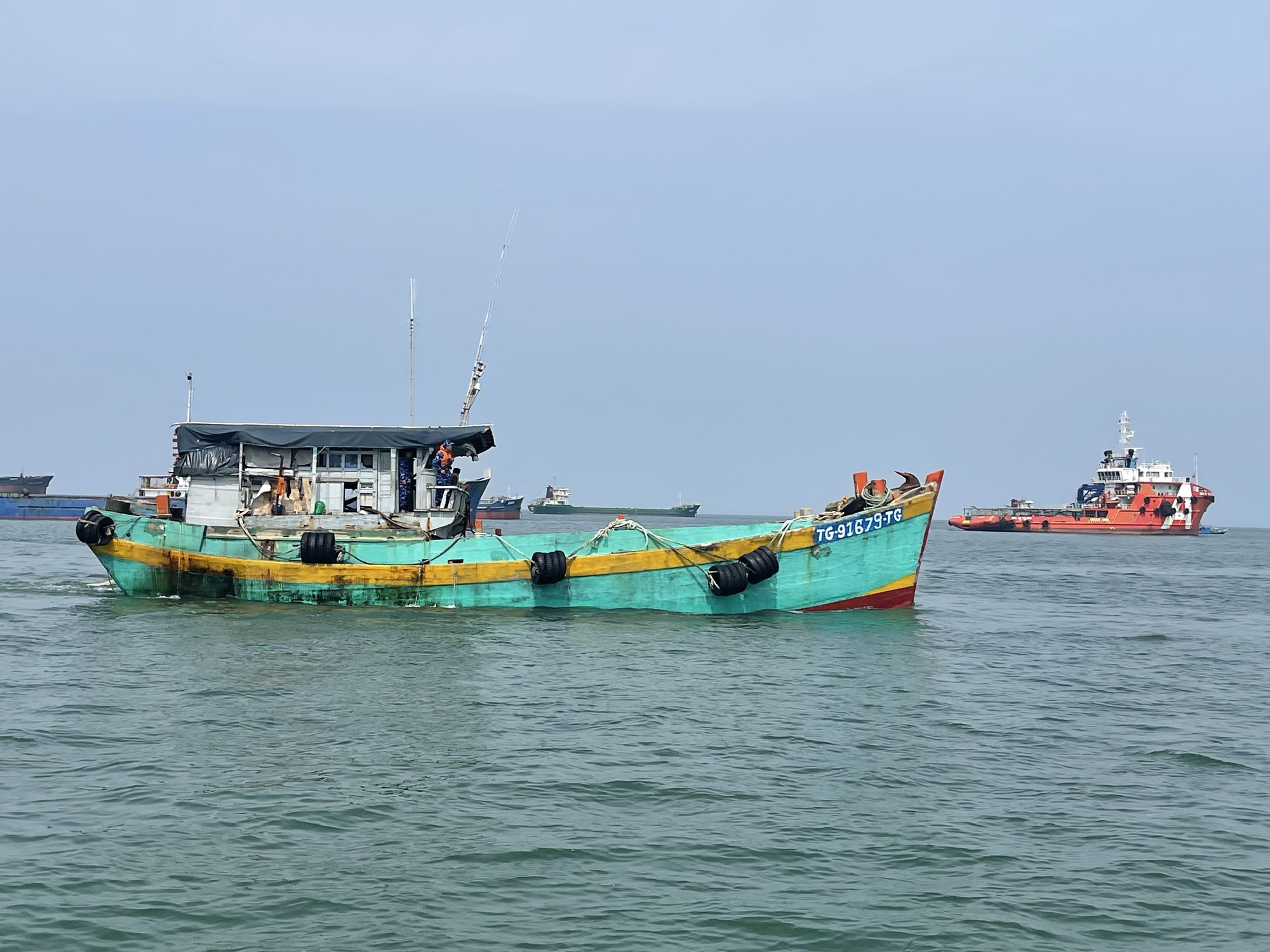 Điều tra tàu vỏ gỗ chở 65.000 lít dầu DO không rõ nguồn gốc - Ảnh 1.