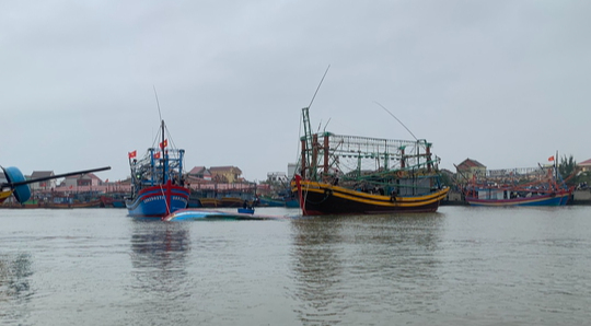 Quảng Bình: Tàu cá ngư dân bất ngờ bị tông chìm trên sông - Ảnh 1.