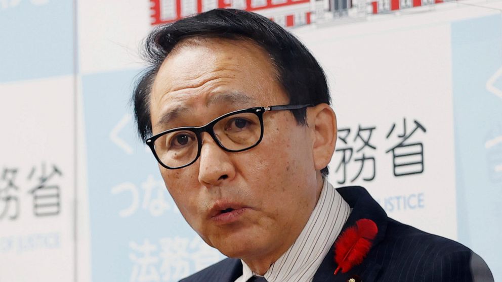 東南アジアに向かう途中、日本の首相は大臣に抱き上げられた - 写真 1.