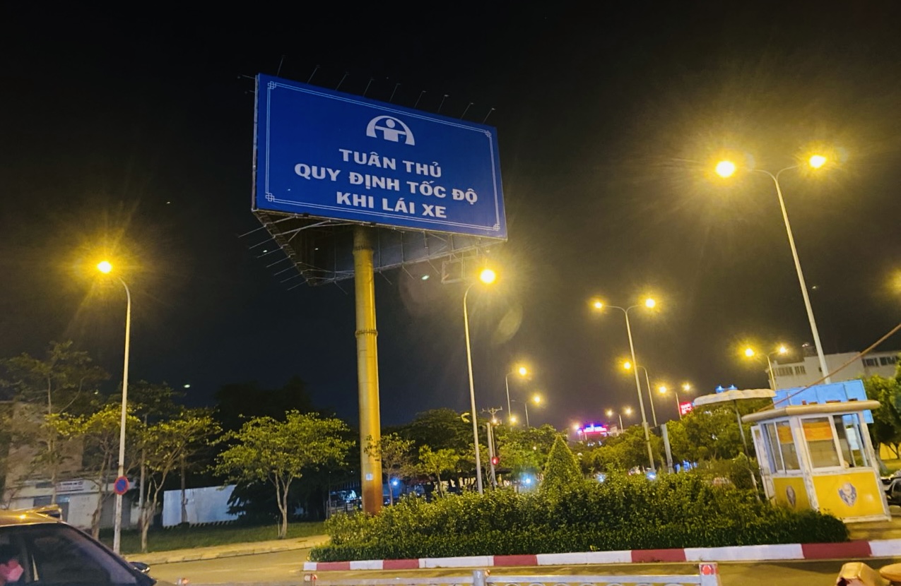 VIDEO: Sau điều tra của Báo Người Lao Động, nhiều trụ quảng cáo bất ngờ thay đổi nội dung - Ảnh 4.