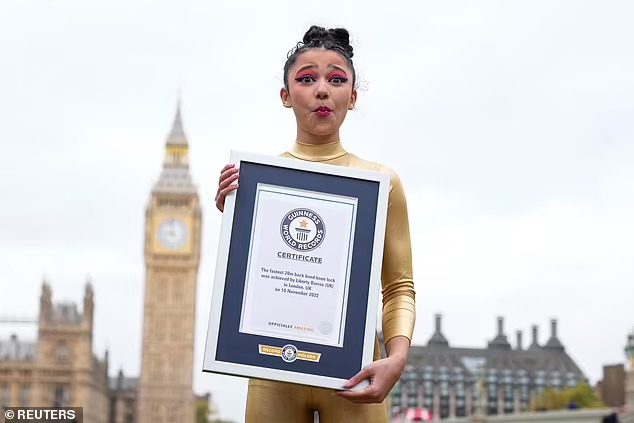 “Vũ công uốn dẻo” tuổi 14 lại lập kỷ lục Guinness thế giới - Ảnh 3.