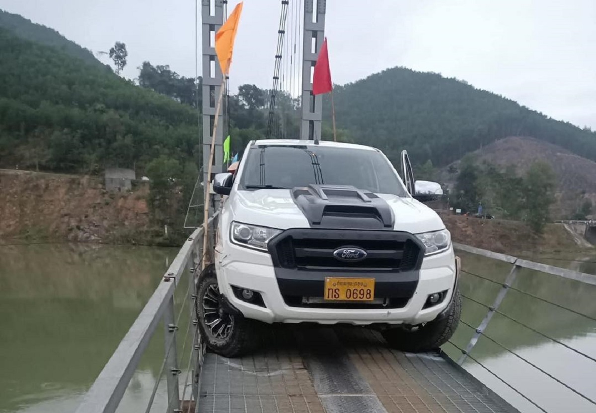 Xe bán tải mắc kẹt khi cố tình đi vào cầu treo dân sinh - Ảnh 1.