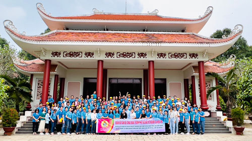 150 nữ cán bộ Công đoàn thăm quê hương Nữ tướng Nguyễn Thị Định - Ảnh 1.