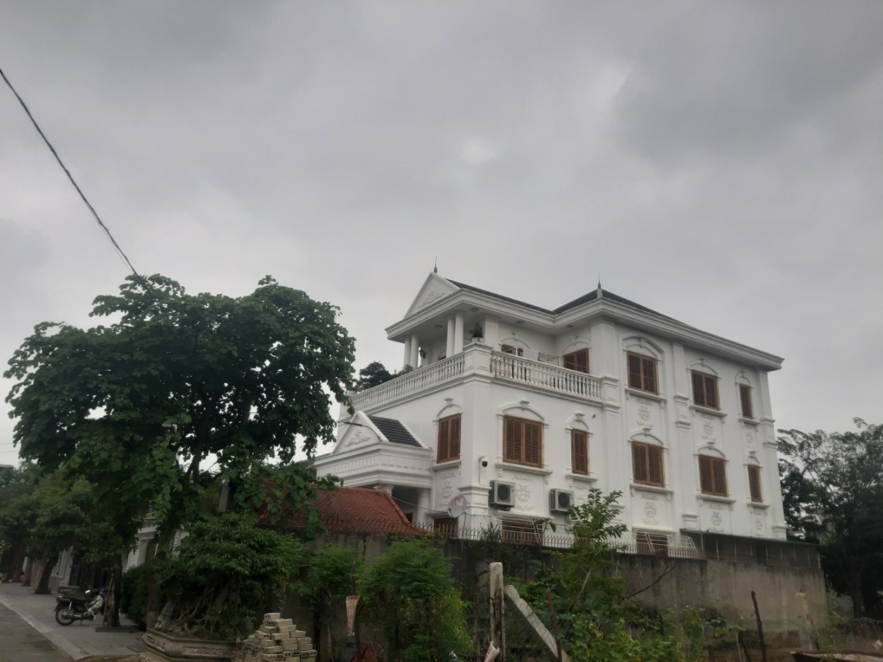 Cận cảnh hàng loạt biệt thự “khủng” trong dự án nợ hơn 300 tỉ đồng ngân sách - Ảnh 6.