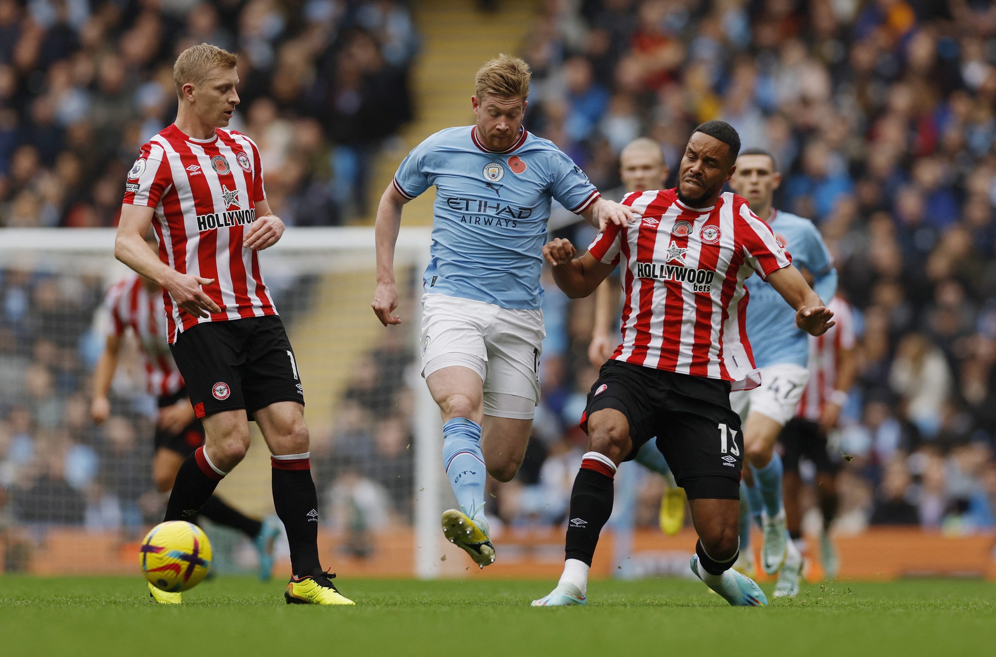 Nghiệt ngã phút bù giờ, Man City thua sốc Brentford tại Etihad - Ảnh 1.