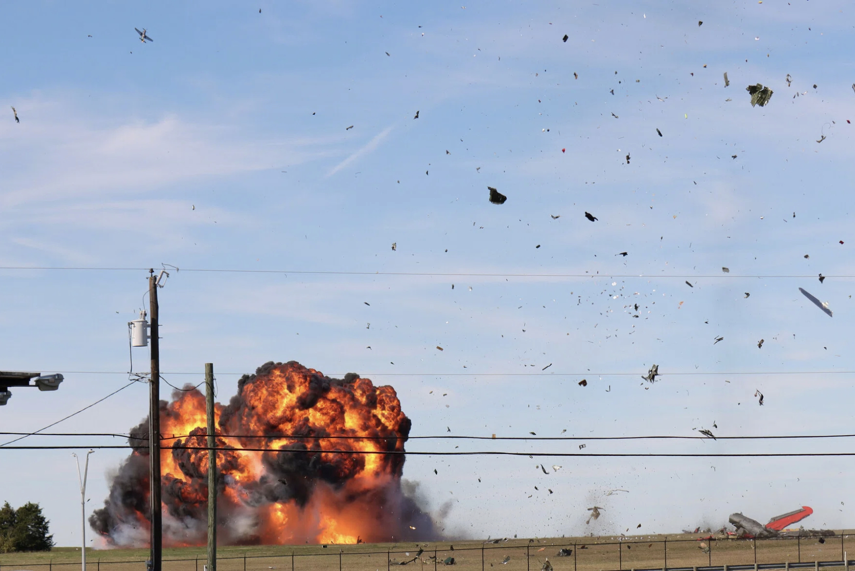 Mỹ: Hai máy bay quân sự va chạm, rơi xuống đất phát nổ - Ảnh 2.