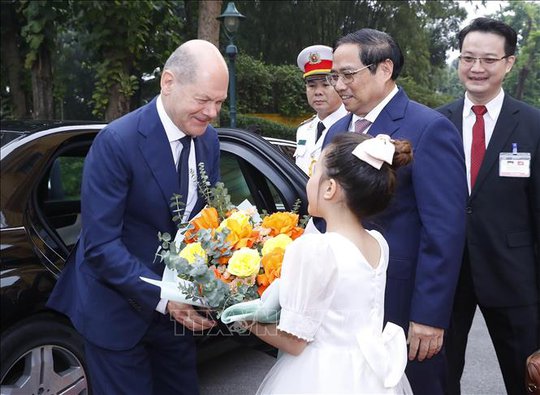 Cận cảnh Thủ tướng Phạm Minh Chính đón Thủ tướng Đức Olaf Scholz - Ảnh 4.