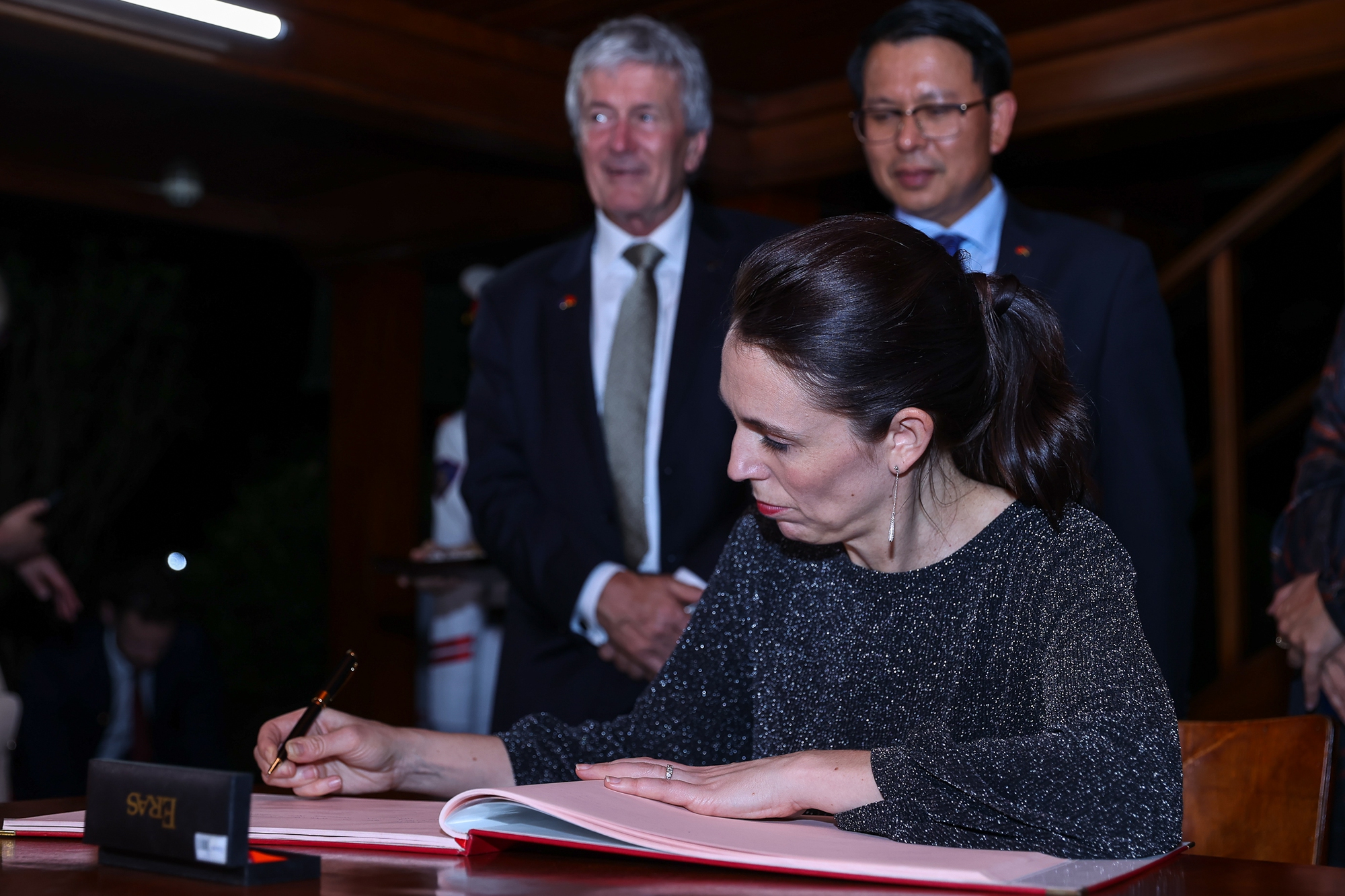 Thủ tướng New Zealand thăm nhà sàn, hái bưởi trong khu vườn Bác Hồ - Ảnh 6.