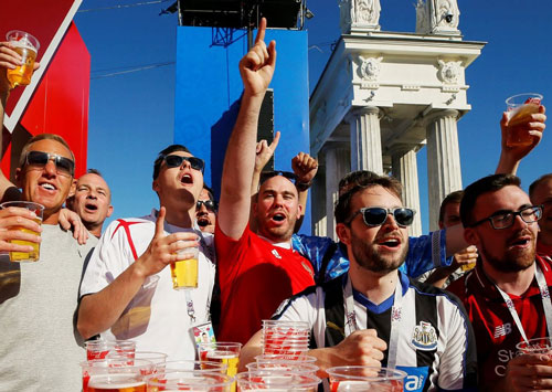 Nới lỏng quy định Qatar World Cup 2022: Qatar World Cup 2022 đã nới lỏng quy định về rượu bia và ăn chơi. Không chỉ mang lại cho chúng ta những trận đấu đỉnh cao, mà bạn còn có thể thưởng thức các loại đồ uống và ẩm thực khác nhau từ các quốc gia khác nhau.