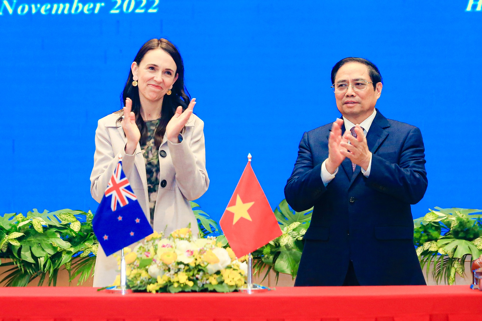 Thủ tướng Phạm Minh Chính và Thủ tướng New Zealand gặp đội tuyển bóng đá nữ - Ảnh 3.
