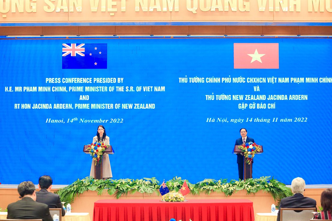 Thủ tướng Phạm Minh Chính và Thủ tướng New Zealand gặp đội tuyển bóng đá nữ - Ảnh 4.