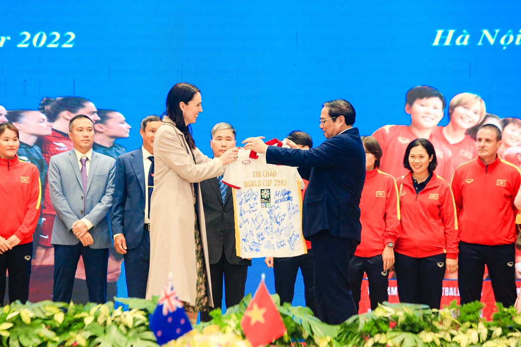 Thủ tướng Phạm Minh Chính và Thủ tướng New Zealand gặp đội tuyển bóng đá nữ - Ảnh 10.