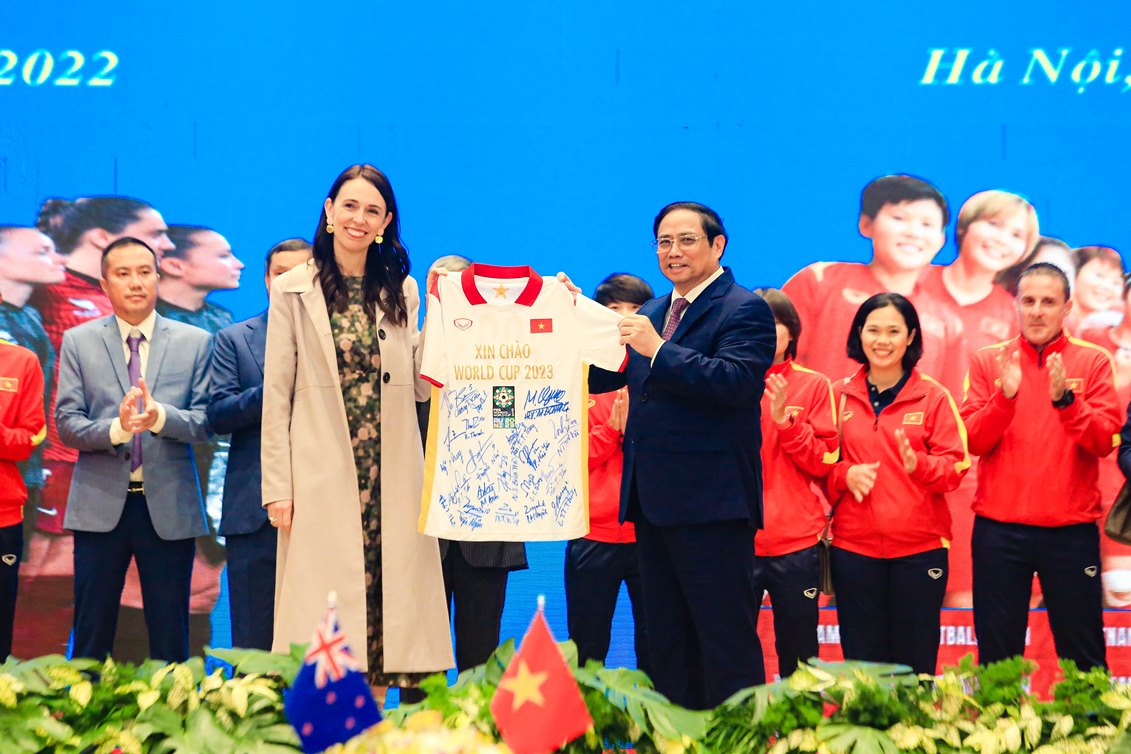 Thủ tướng Phạm Minh Chính và Thủ tướng New Zealand gặp đội tuyển bóng đá nữ - Ảnh 11.