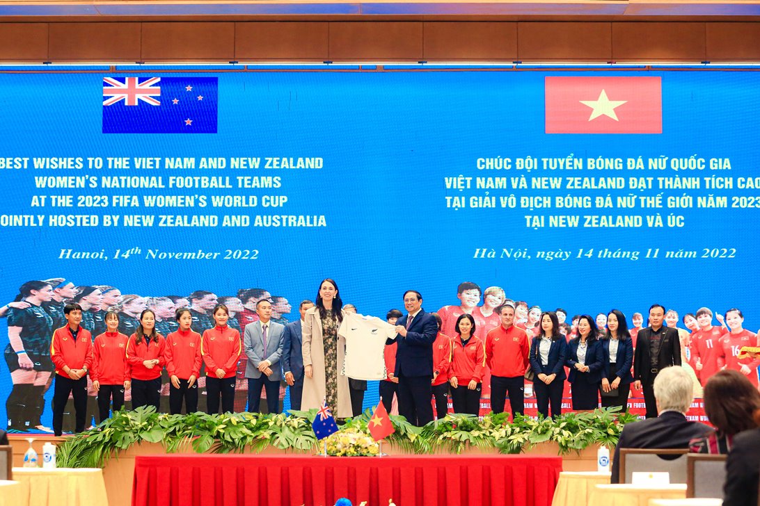 Thủ tướng Phạm Minh Chính và Thủ tướng New Zealand gặp đội tuyển bóng đá nữ - Ảnh 12.