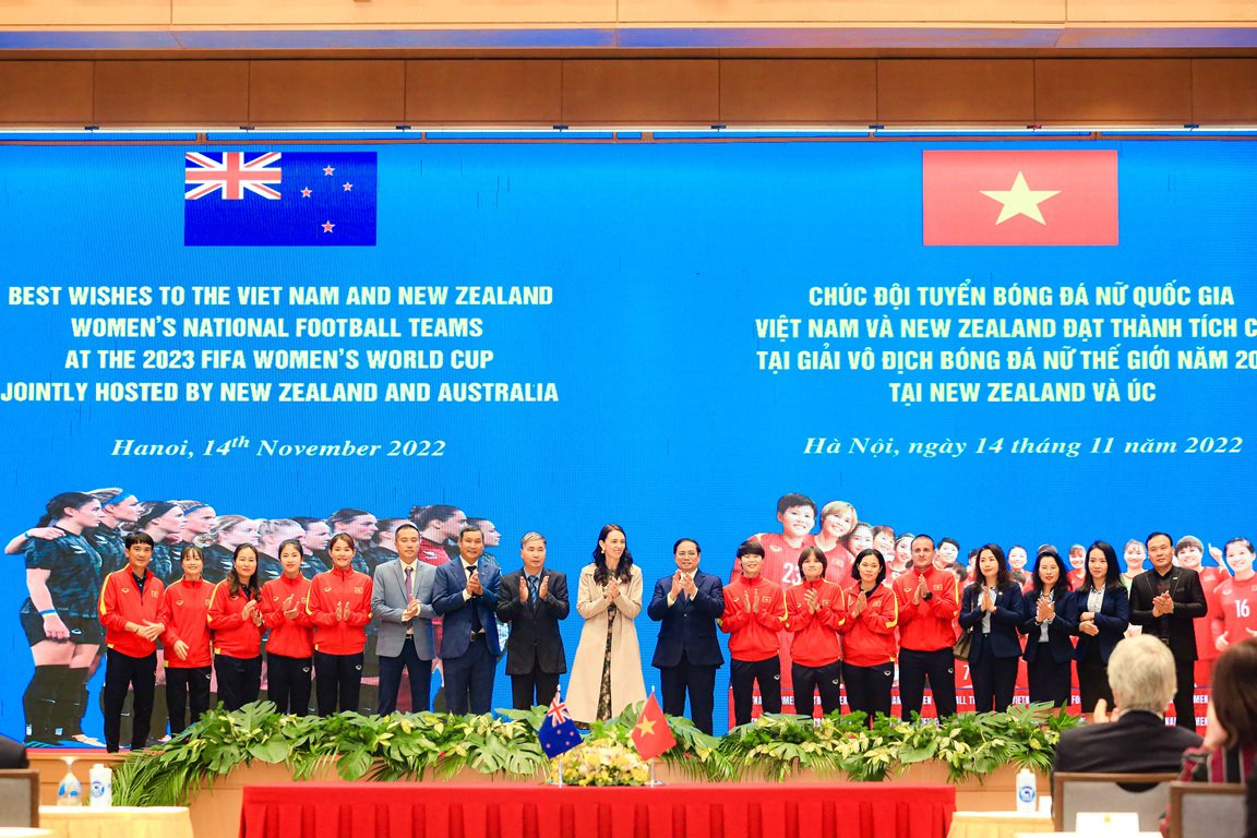 Thủ tướng Phạm Minh Chính và Thủ tướng New Zealand gặp đội tuyển bóng đá nữ - Ảnh 13.