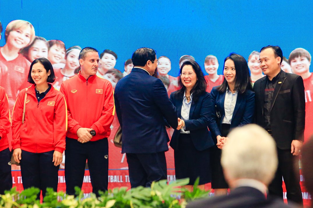 Thủ tướng Phạm Minh Chính và Thủ tướng New Zealand gặp đội tuyển bóng đá nữ - Ảnh 9.