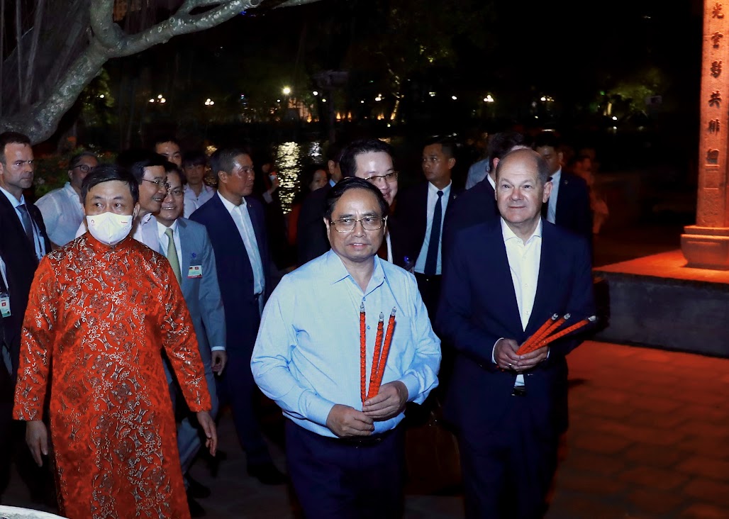 Thủ tướng Đức - Việt Nam đi dạo hồ Gươm, thăm đền Ngọc Sơn - Ảnh 2.