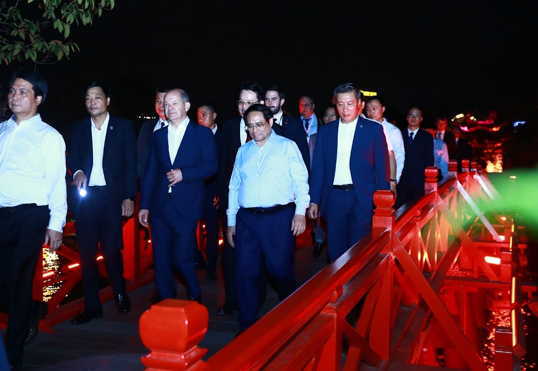 Thủ tướng Đức - Việt Nam đi dạo hồ Gươm, thăm đền Ngọc Sơn - Ảnh 4.