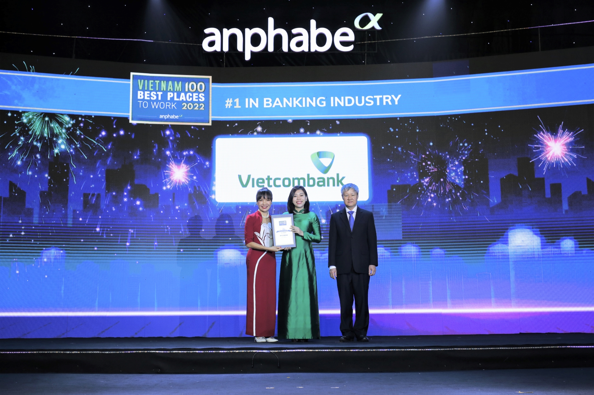 Vietcombank 7 năm liên tiếp là ngân hàng có môi trường làm việc tốt nhất Việt Nam - Ảnh 1.