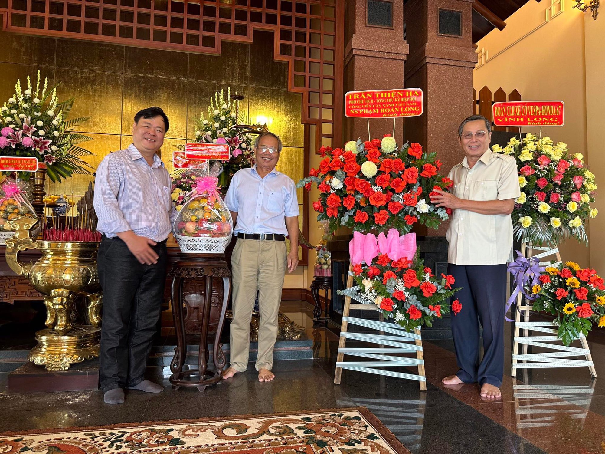 Soạn giả Đức Hiền, nhạc sĩ Phạm Hoàng Long trao tặng tác phẩm viết về cố Thủ tướng Võ Văn Kiệt - Ảnh 4.