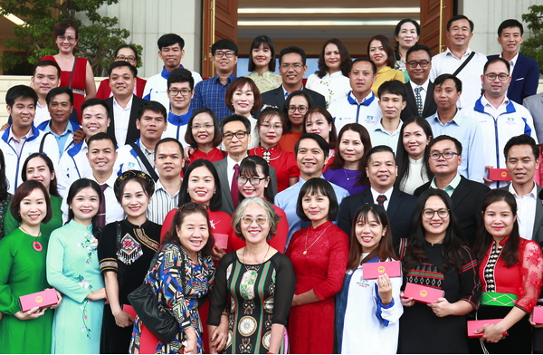Rà soát các phong trào thi đua không cần thiết làm khổ các thầy cô giáo - Ảnh 1. Rà soát các phong trào thi đua không cần thiết làm khổ các thầy cô giáo - Ảnh 1.