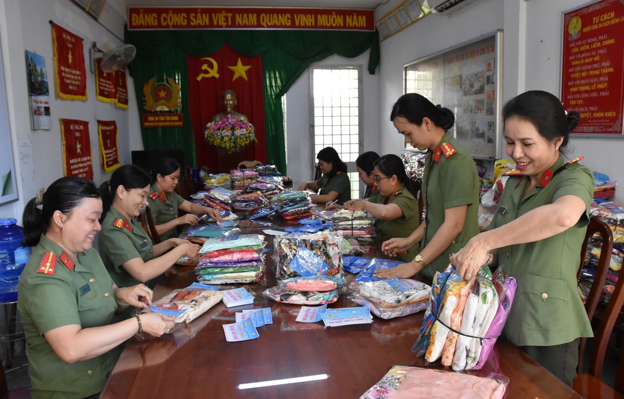 CLIP: Phụ nữ ở Tiền Giang tặng hơn 800 bộ áo dài cho cô giáo vùng ...